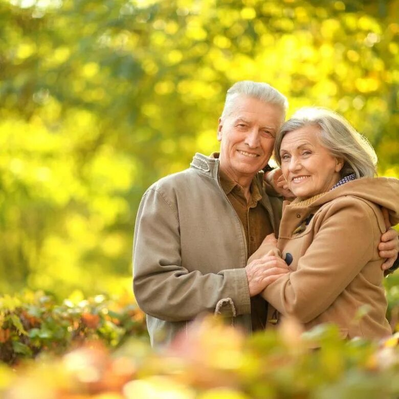 Счастливые пожилые люди. Красивые пожилые люди. Фотосессия пожилых людей. Счастливые пожилые пары. Девушка с пожилым русское