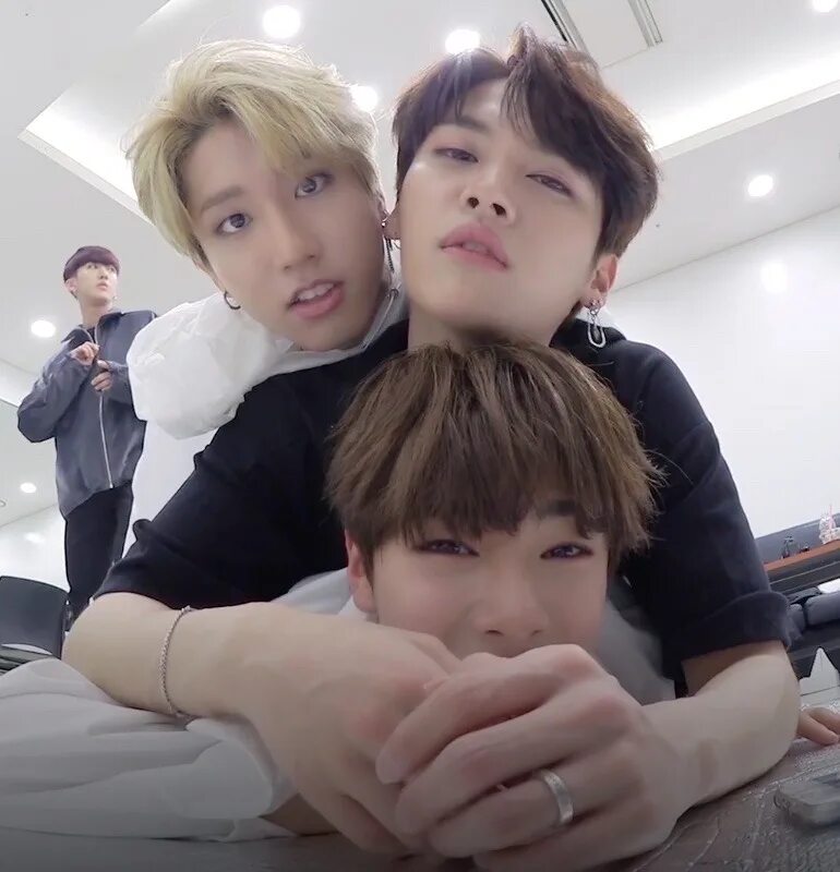 Джисон и т и 18. Бан чан и минхо. Чанчоны stray kids. Хан джисон. Джисон и т и 18.