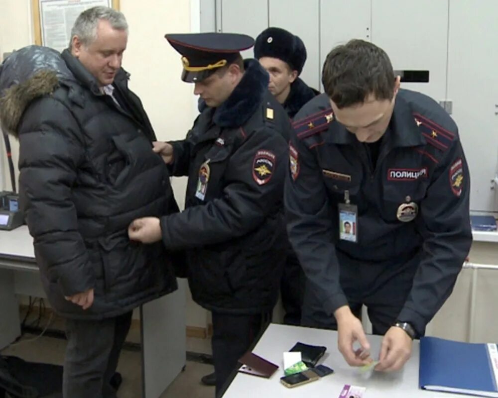 Сотрудники аэропорта симферополь. Лоп в аэропорту омск. Линейный отдел полиции внуково аэропорт. Линейная полиция аэропорт. Лоп в аэропорту.