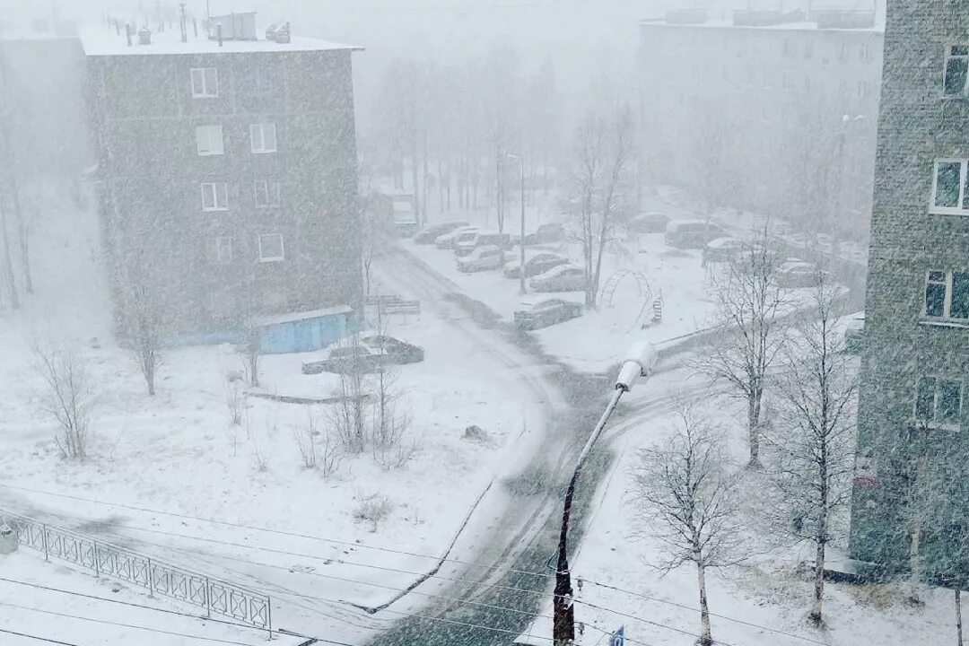Снег летом в Мурманске. Снежный июнь в Мурманске. Мурманск снег в июне. В Мурманске выпал снег летом в 2017.