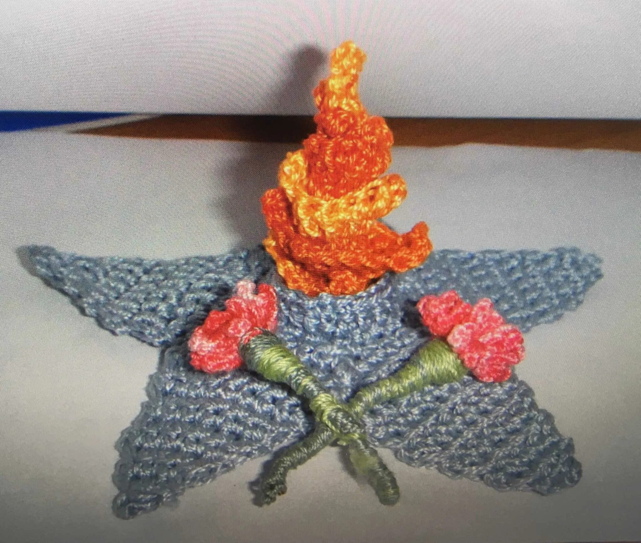 вязаные цветы. спицы и пряжа. рождественские свечи крючком. вязаные цветы в горшках. поллитровая мышь крючком вязаная.