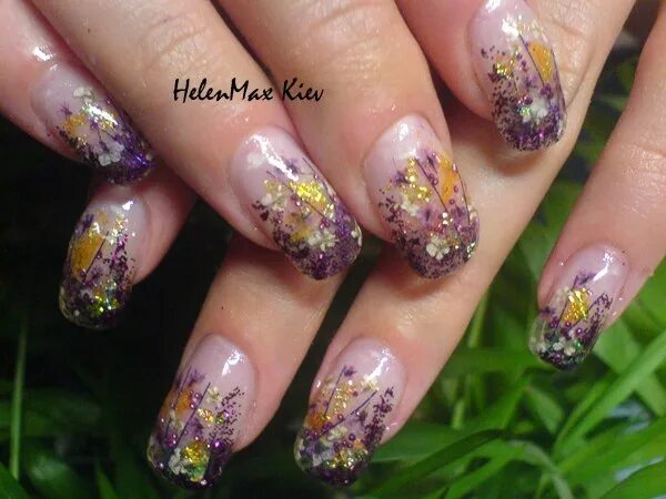 Маникюр с сухоцветами. Фиолетовый маникюр с сухоцветами. Аквариумный дизайн ногтей с сухоцветами. Френч с сухоцветами. Ногти с сухоцветами 2024