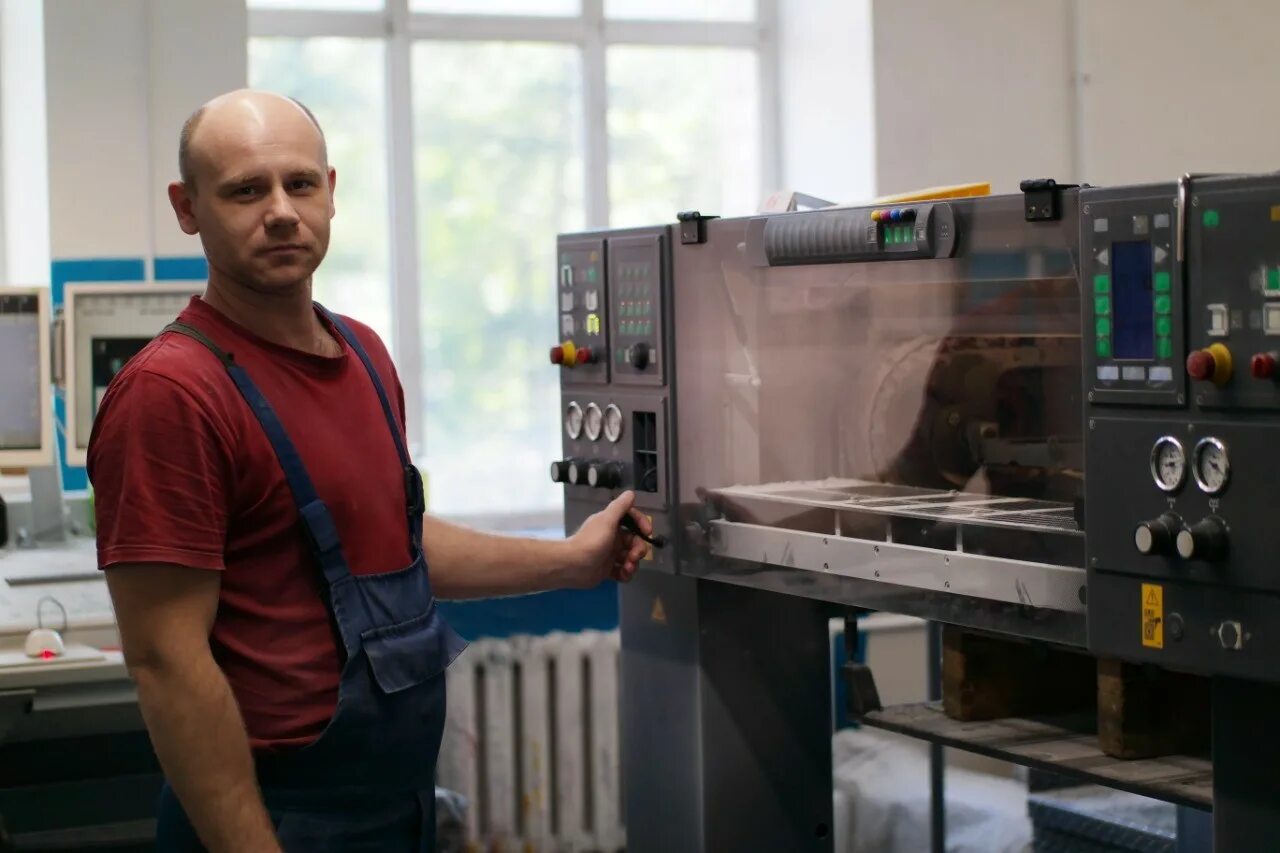 Типография хабаровск. Иваново цифровая типография. Хабаровск типография директор. Резчик бумаги в типографии. Типография хабаровск.