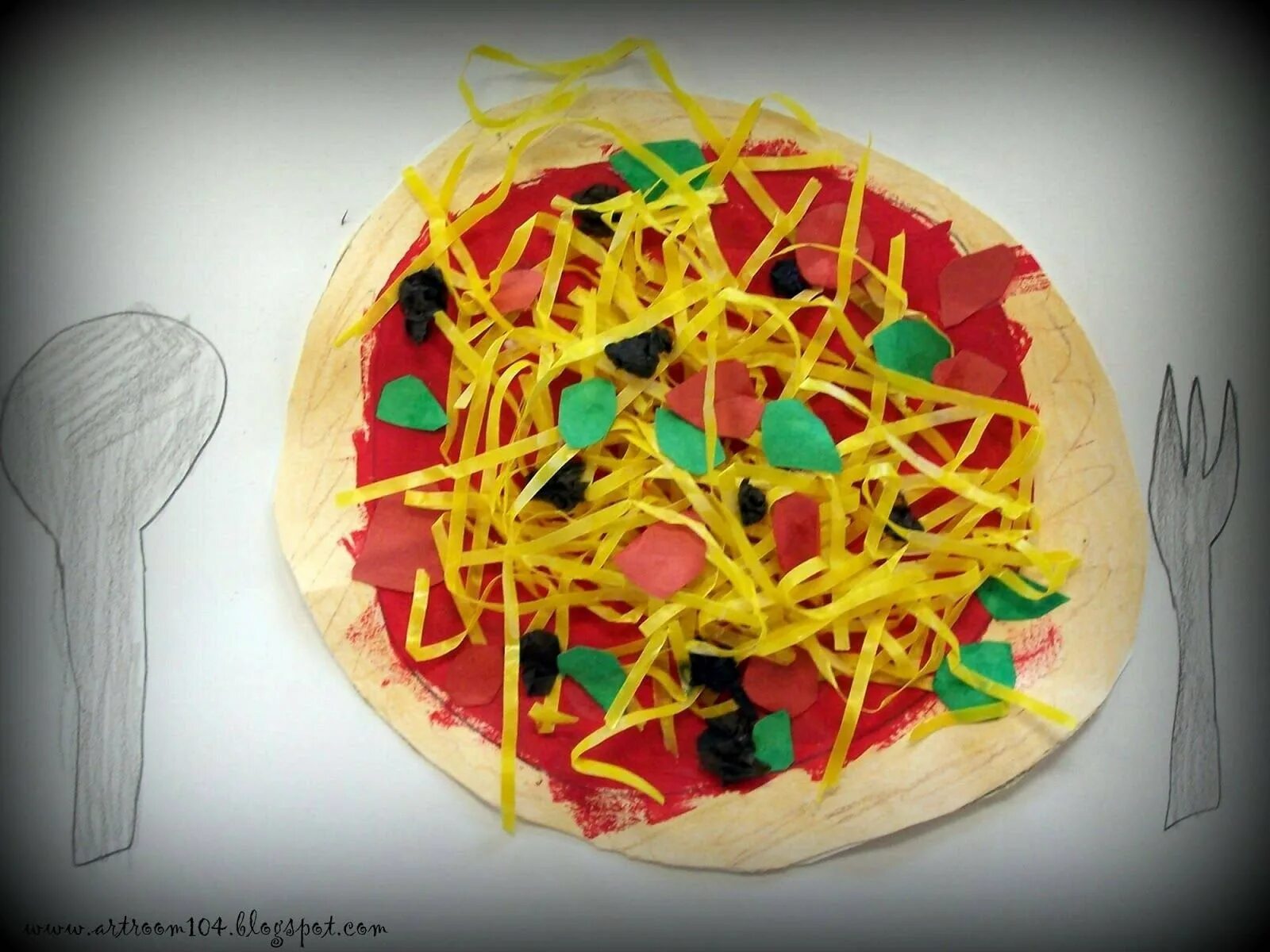 бумажная пицца. бумажная пиццерия. еда из бумаги пицца. пицца из картона. квадратная пицца.