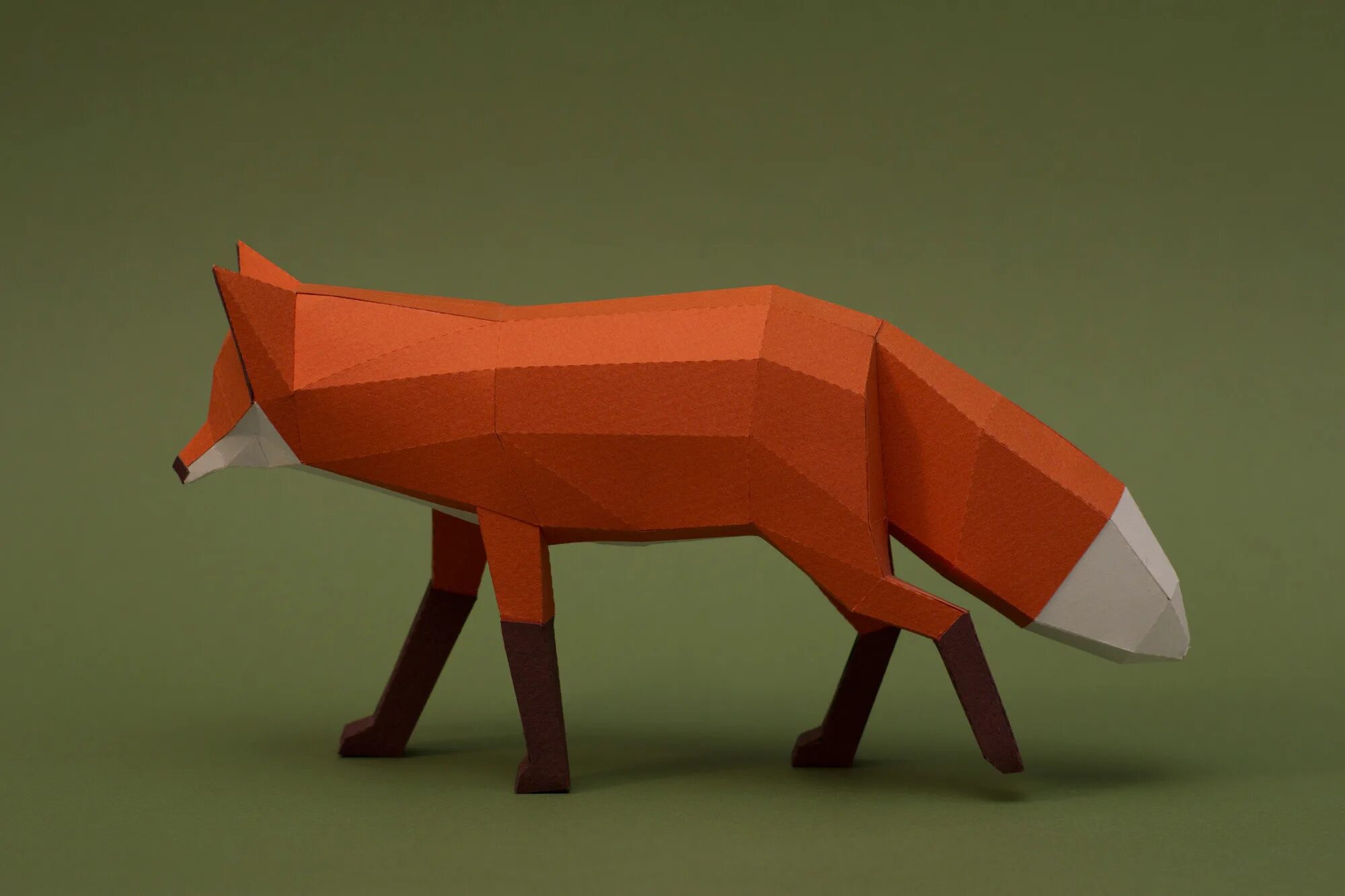 Паперкрафт Low Poly. Полигональная скульптура лиса. Геометрические скульптуры из бумаги от estudio guardabosques. Животные из бумаги. Три д животное