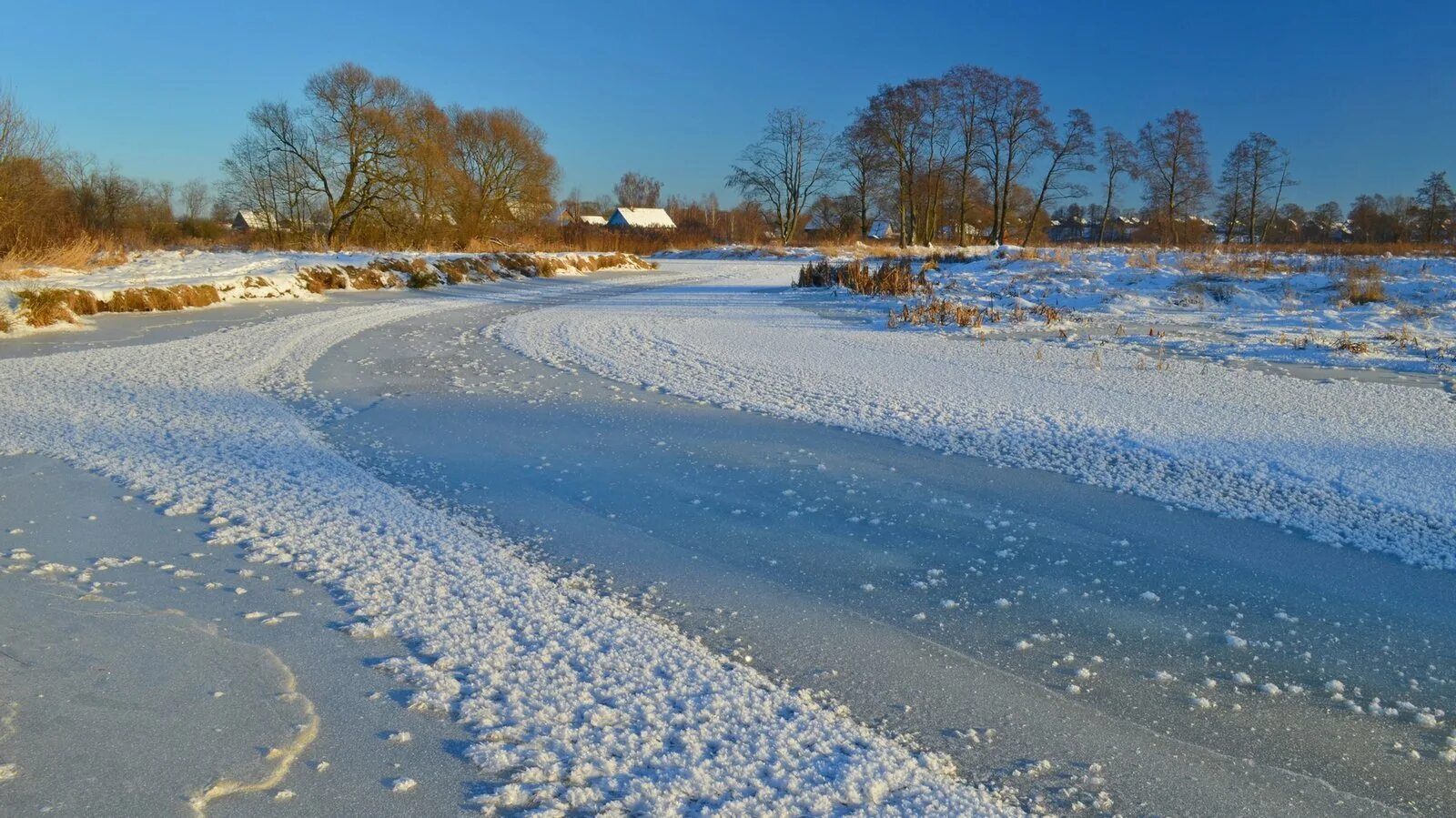 Вода в реке замерзла. Лед на реке. река покрытая льдом. замерзшая река. река плиса.