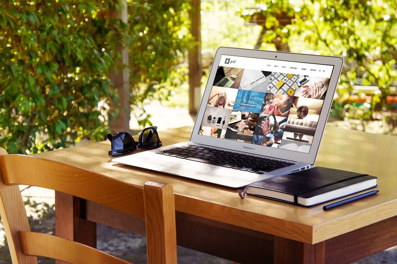 Ноутбук для работы. Ноутбук на природе. Стол для ноутбука. Идеальное рабочее место на природе. Ноутбук в саду.