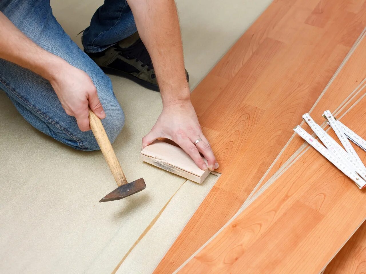 Укладка ламината. Укладка пола. Укладка ламината. Монтаж ламината. Стелим ламинат.