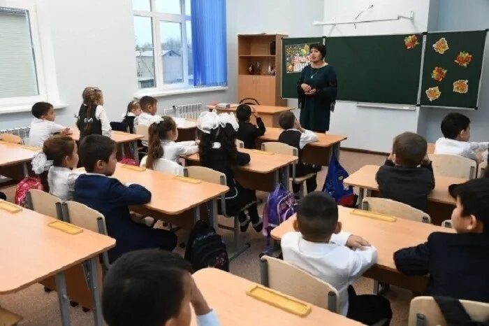 В школу менее 6 6. Взмах частная школа корякова. В школу менее 6 6. Маленькая школа. Ученик за партой.