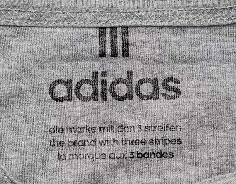 Marke mit den. Этикетка адидас. adidas marke mit den with the 3 stripes. адидас этикетка на одежде. adidas brand.