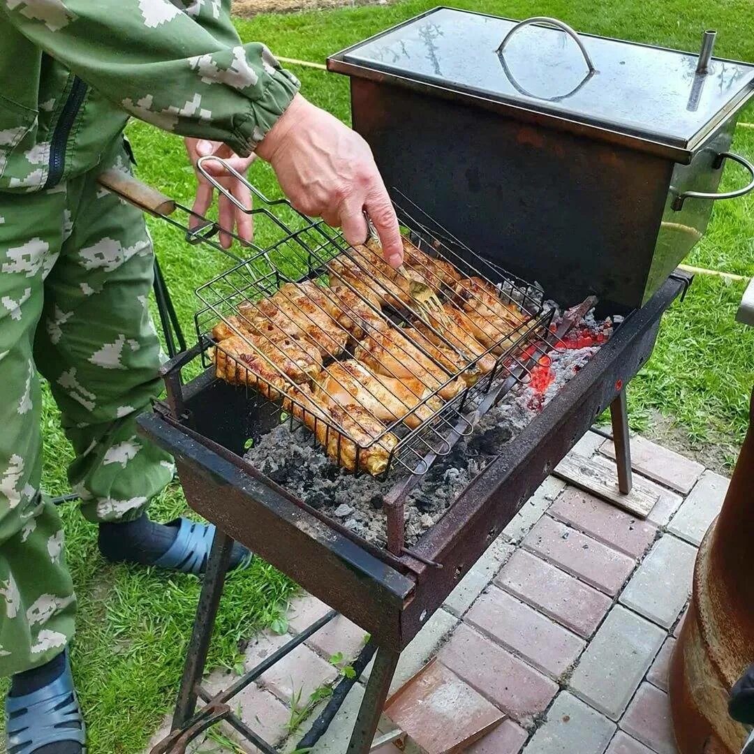 Можно жарить шашлык на даче. Барбекю на природе. шашлык на мангале. приспособа для жарки мяса на мангале. место для шашлыка.