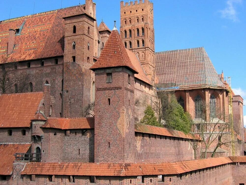 Замок Мариенбург Польша. Замок Мальборк. Мариенбург замок Тевтонского ордена. Замок Мальборк Польша 13 век. Самая крупная крепость из сохранившихся и действующих