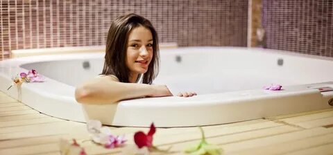 Молодые красивые девушки в ванной
