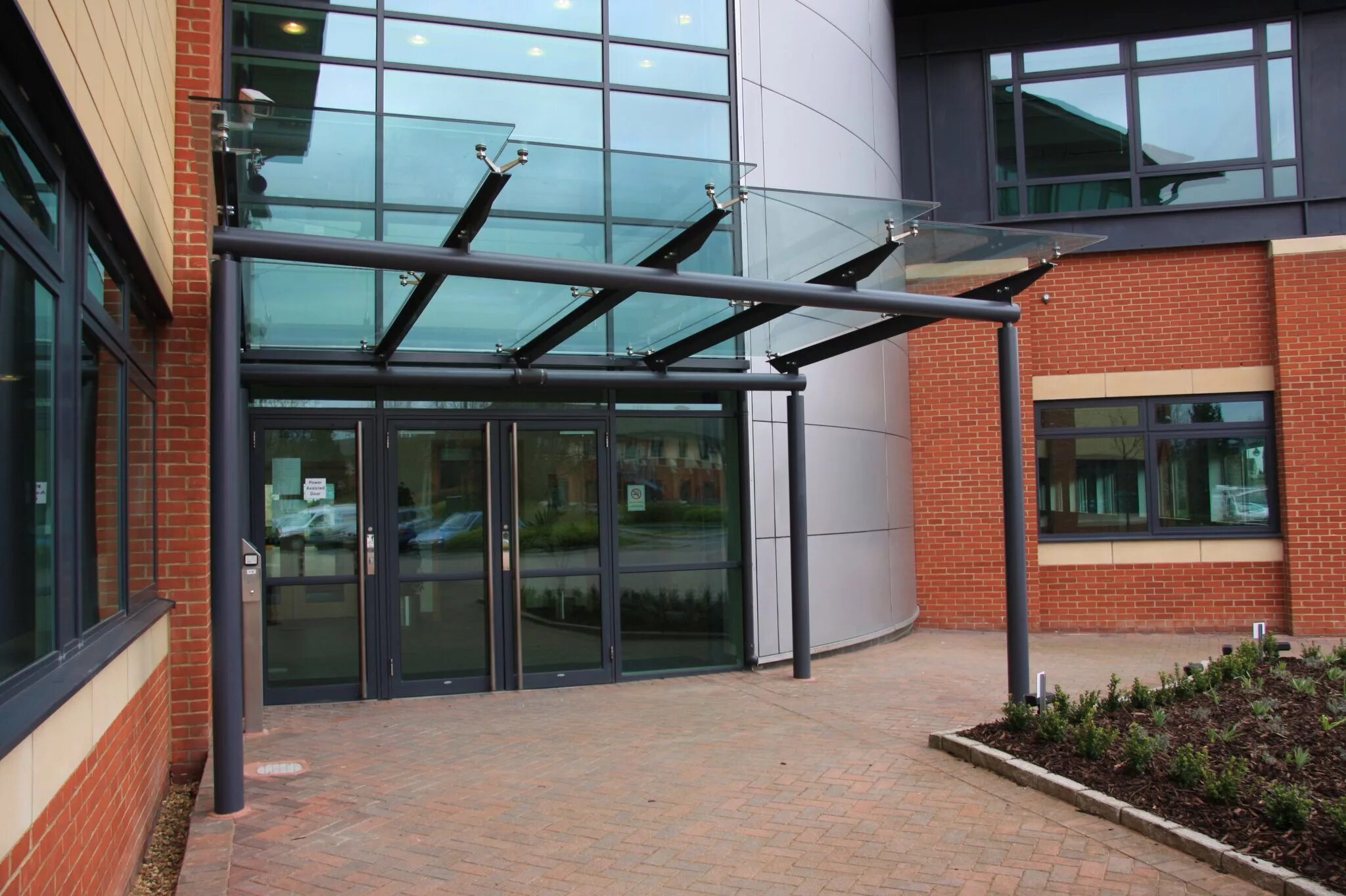 Входная группа в жилой дом. Система грязезащиты стандартпарк. Современные навесы. Входная группа в офисное здание. Перед входом в здание.