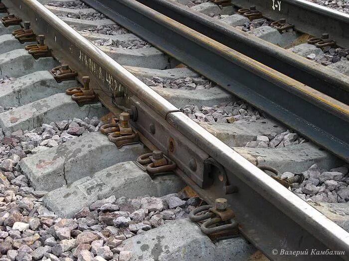 рельсы без стыков. уравнительный прибор р50. 000. уравнительных стыков сп 848. стыковка трамвайных рельс.