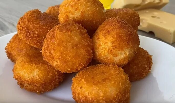 Сырные шарики ростикс. Сухари шарики. Сырные шарики моцарелла. Сухари шарики. Сырные шарики в панировке.