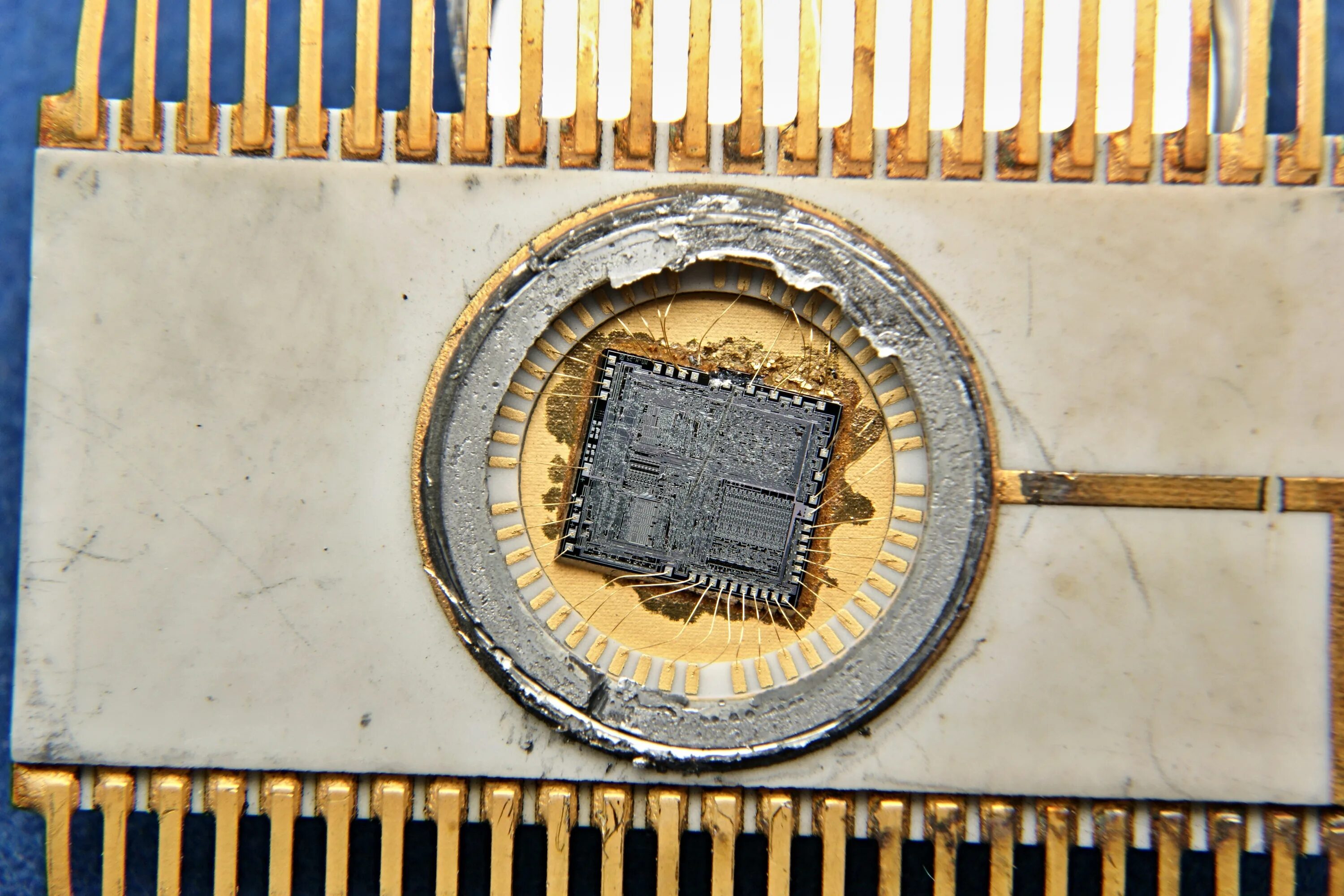 Микросхемы москва. Процессор 580ик80. Микросхема 580вв55. Интегральная микросхема Кристалл разварка. Разварка кристаллов микросхем.
