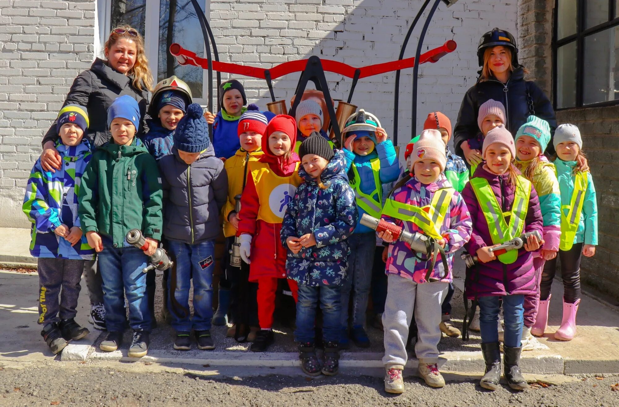 Толпа на горке. Детский сад (1951). Шумная гурьба. Проводы зимы. Дети бегут из школы.