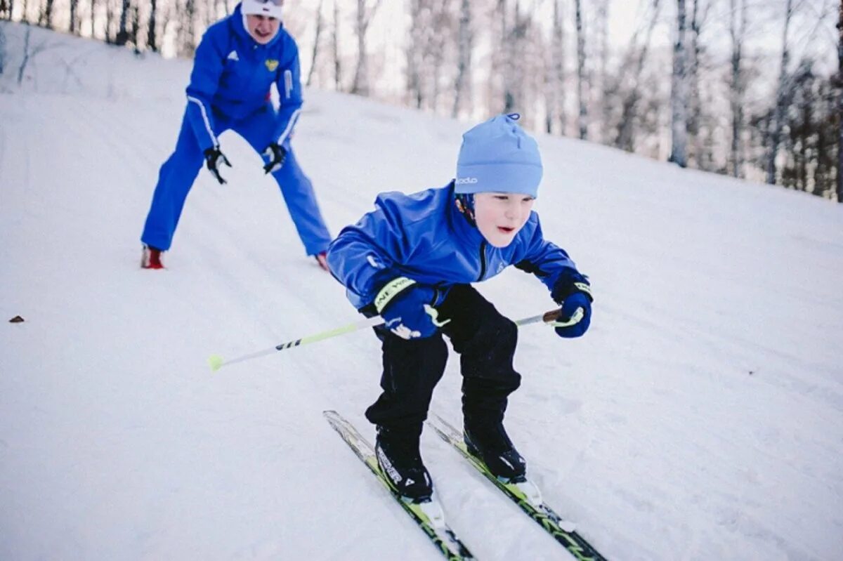 Горнолыжные занятия. Детский лыжный спорт. Школьники на лыжах. Зимний спорт для детей. Зимний спорт для детей лыжи.