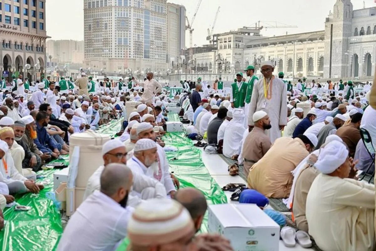 Сегодня какая ночь рамадана 2024. Ифтар в Мекке. Мекка 2022. Iftar Makkah Kaaba. Ифтар в Саудовской Аравии.