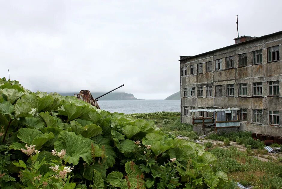 Кулеба курил. Поселок Кратерный остров Симушир. О.Симушир бухта Броутона поселок Кратерный. Остров Итуруп военный городок. Остров Симушир бухта Броутона поселок.