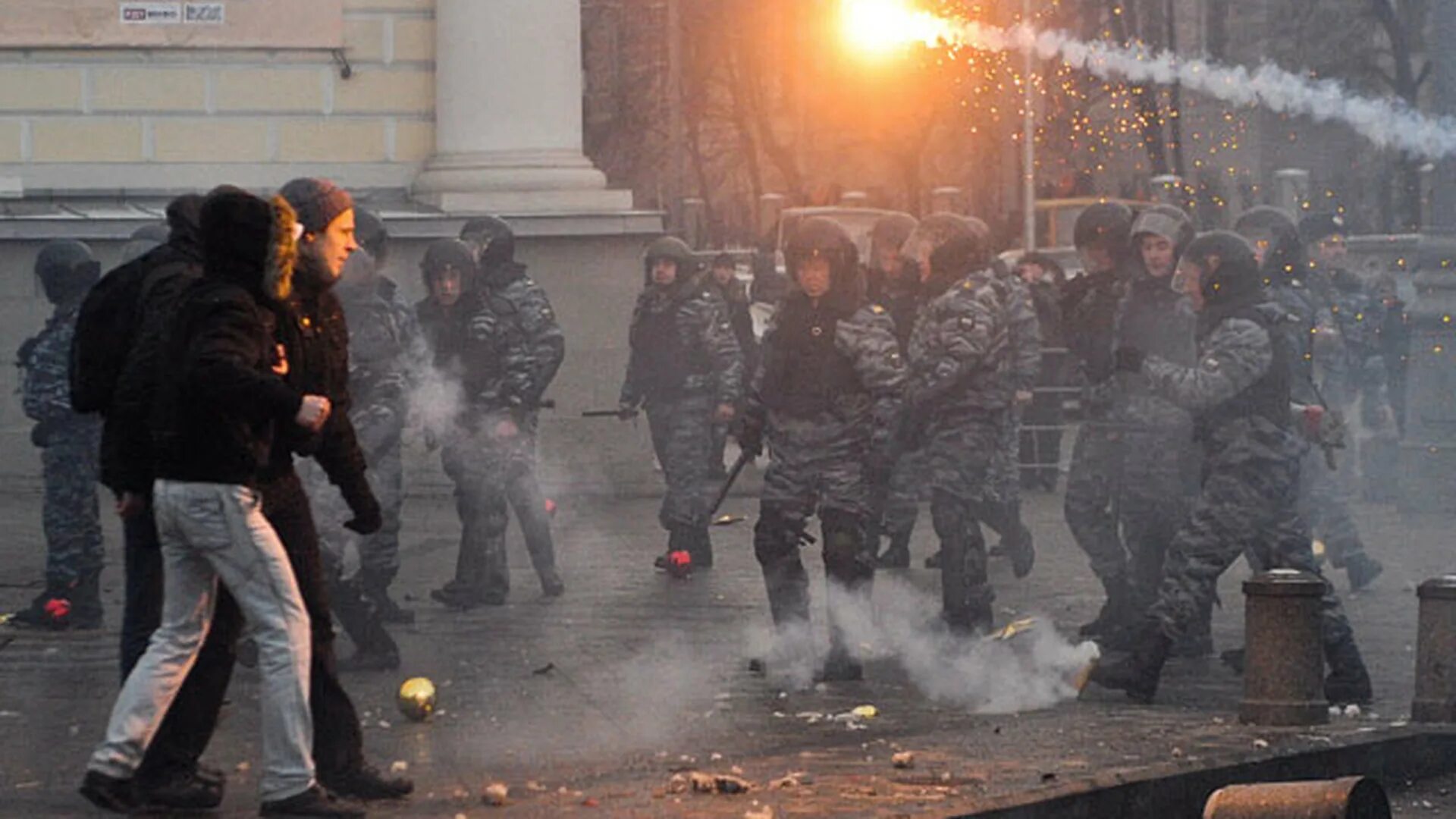 Беспорядки на Манежной площади 2010. 2010 - Массовые беспорядки в Москве на Манежной площади.. Манежная площадь 2010 беспорядки ОМОН. Погромы на Манежной площади 2010. Групповые массовые беспорядки