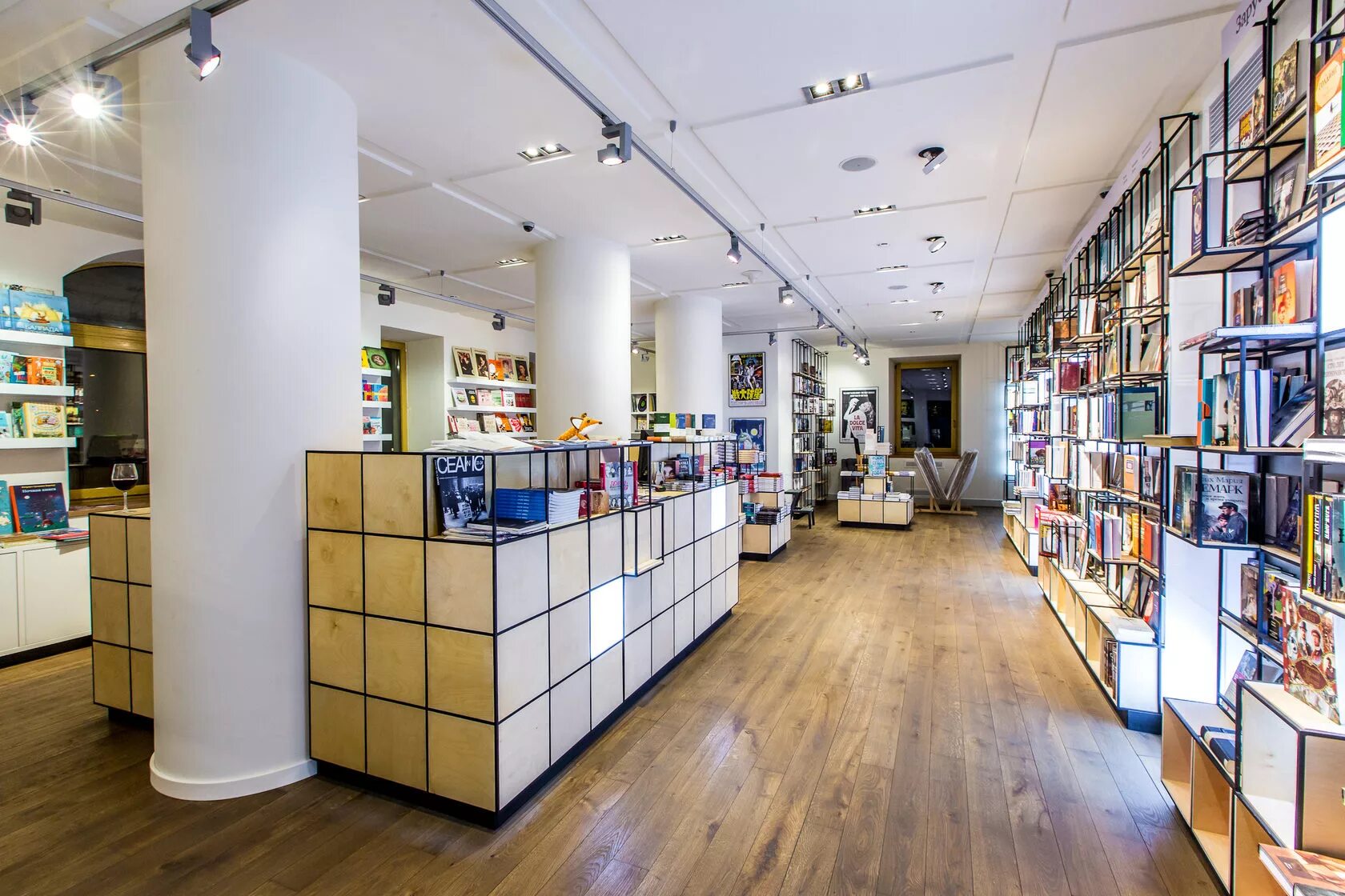 Книжный москва. Книжный магазин pioner bookstore. Книжный магазин Москва. Книжные магазины России. Книжная Лавка.