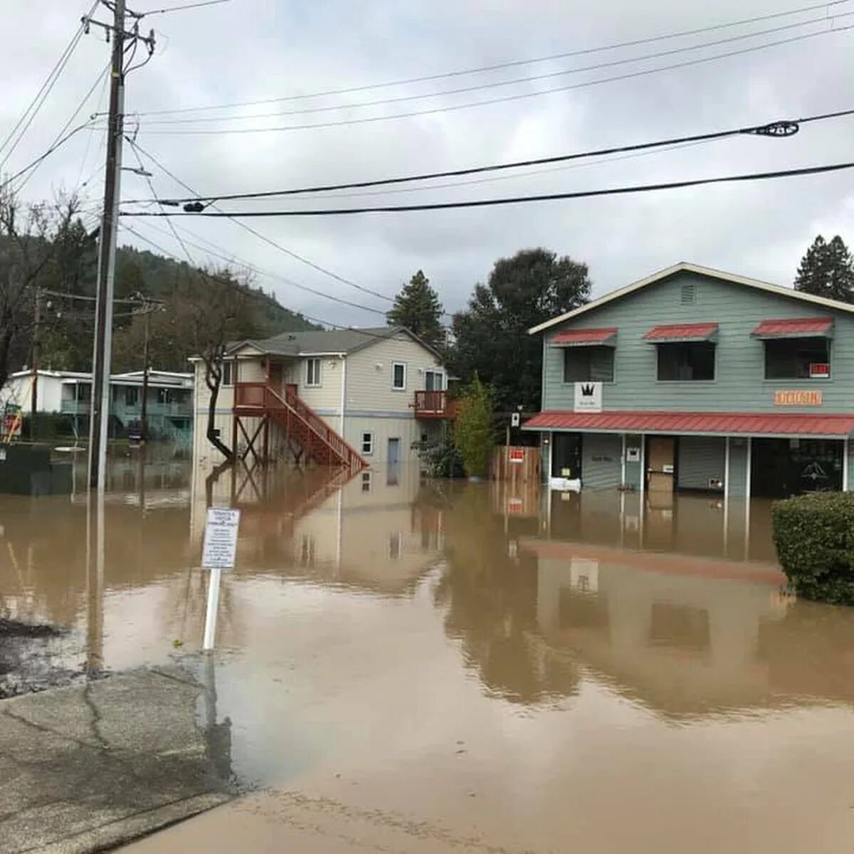 Flood happened. Наводнение в Калифорнии. Потоп в Калифорнии. Калифорнию затопило. Наводнение в Северной Калифорнии.