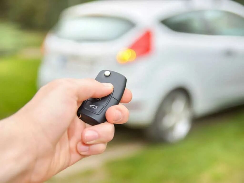 Сигнализация открывает и закрывает машину. Сигналка закрыта. Tomahawk открыть дверь. Самая простая сигнализация для авто. Сигнализация csd-405.