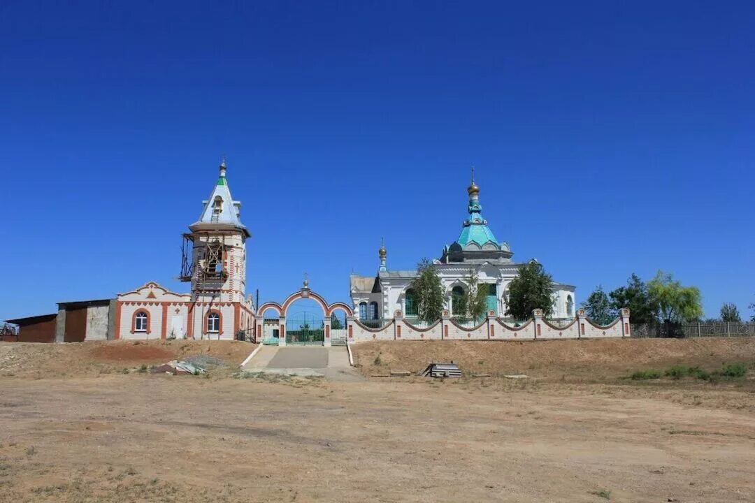 Погода п володарским. Церковь в с Разино Астраханской области. Володаровка Астраханская область храм. Астраханская область Володарский район поселок Володарский.