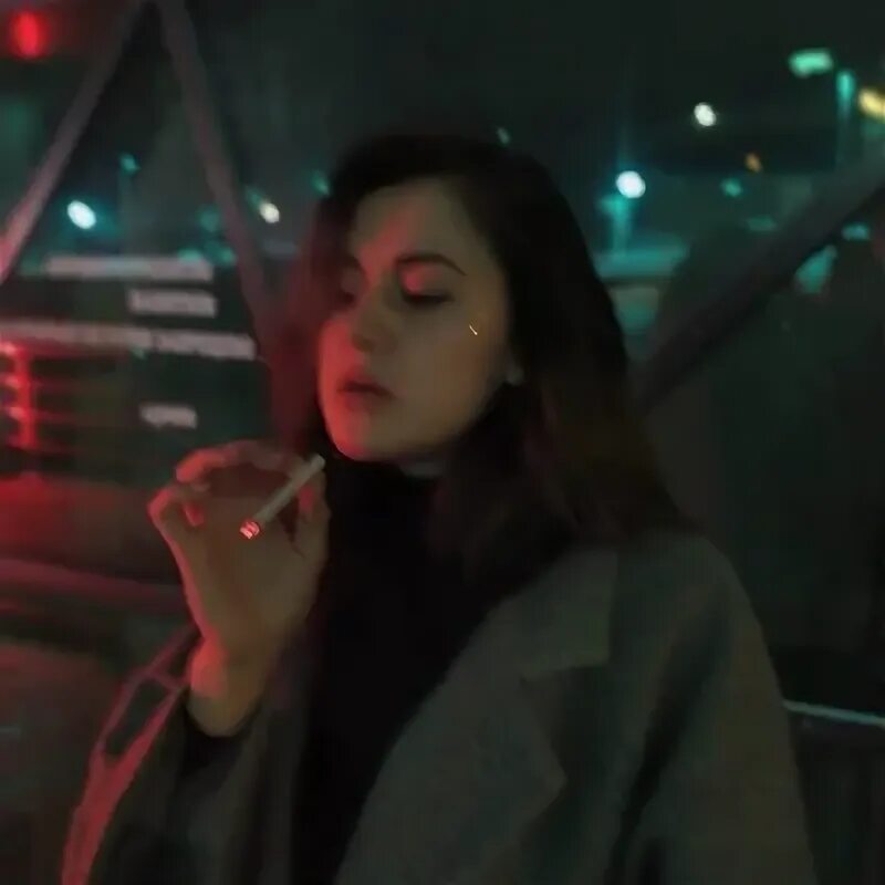 Женщина вышла покурить. Девушка любила курить. Девушка курит на улице. Дрынк - другая страна. Девушка курит на балконе.