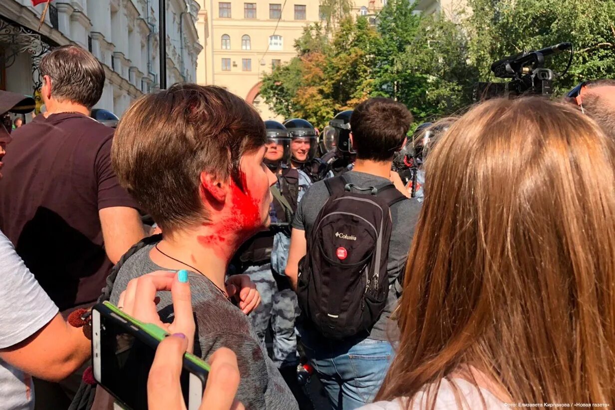 Избиение группой статья. Избиения на митинге в Москве. Москва люди.