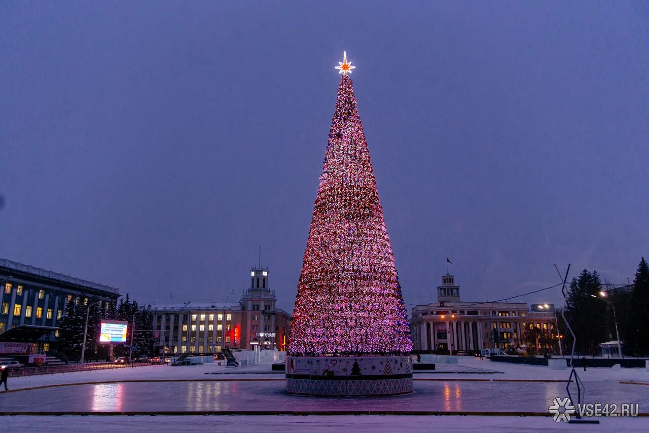 Елка кемерово 18 миллионов. Новый год кемеровская область. Площадь советов кемерово. Площадь города кемерово. Елка кемерово 2020.