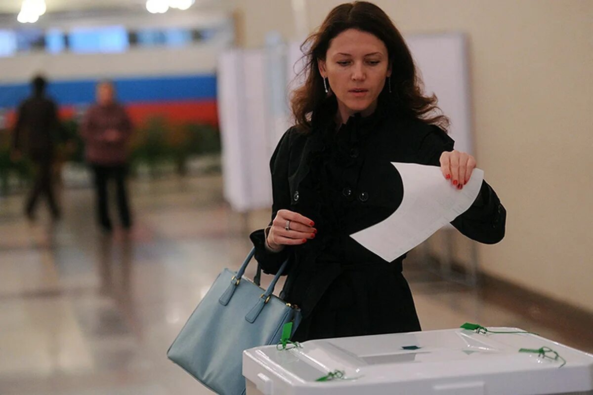 Люди голосуют. Люди голосуют на выборах. Женщина голосует на выборах. Люди голосуют в России.