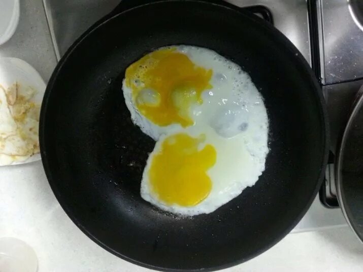 Яичница глазунья калорийность. Яичница 2 яйца. Яичница без масла. 100 Грамм яичницы.