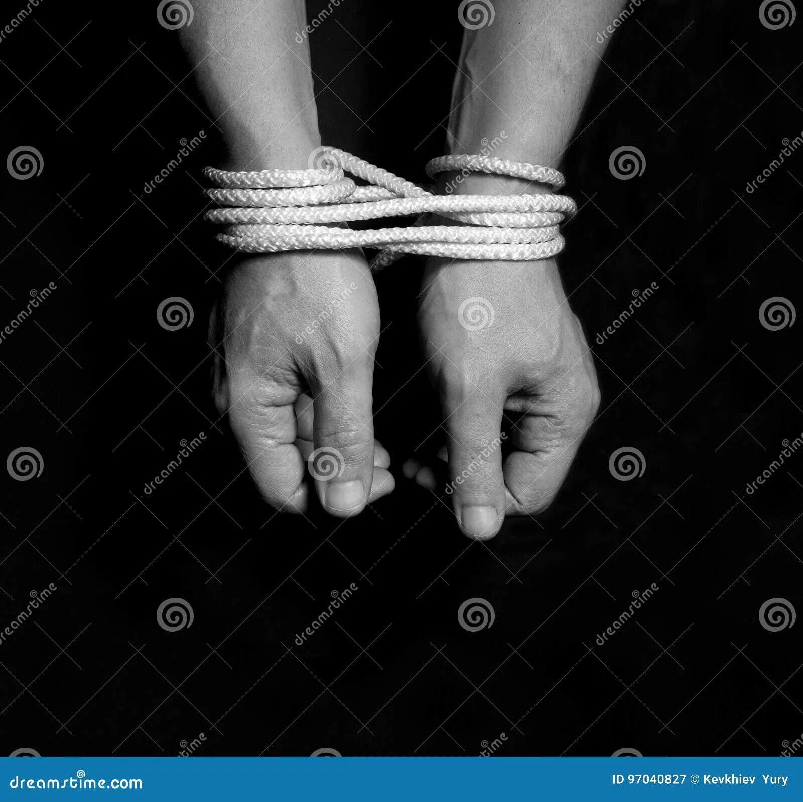 Bound hands. Женские руки связаны. Мужские руки связаны. Как связать руки. Мужские руки связаны.