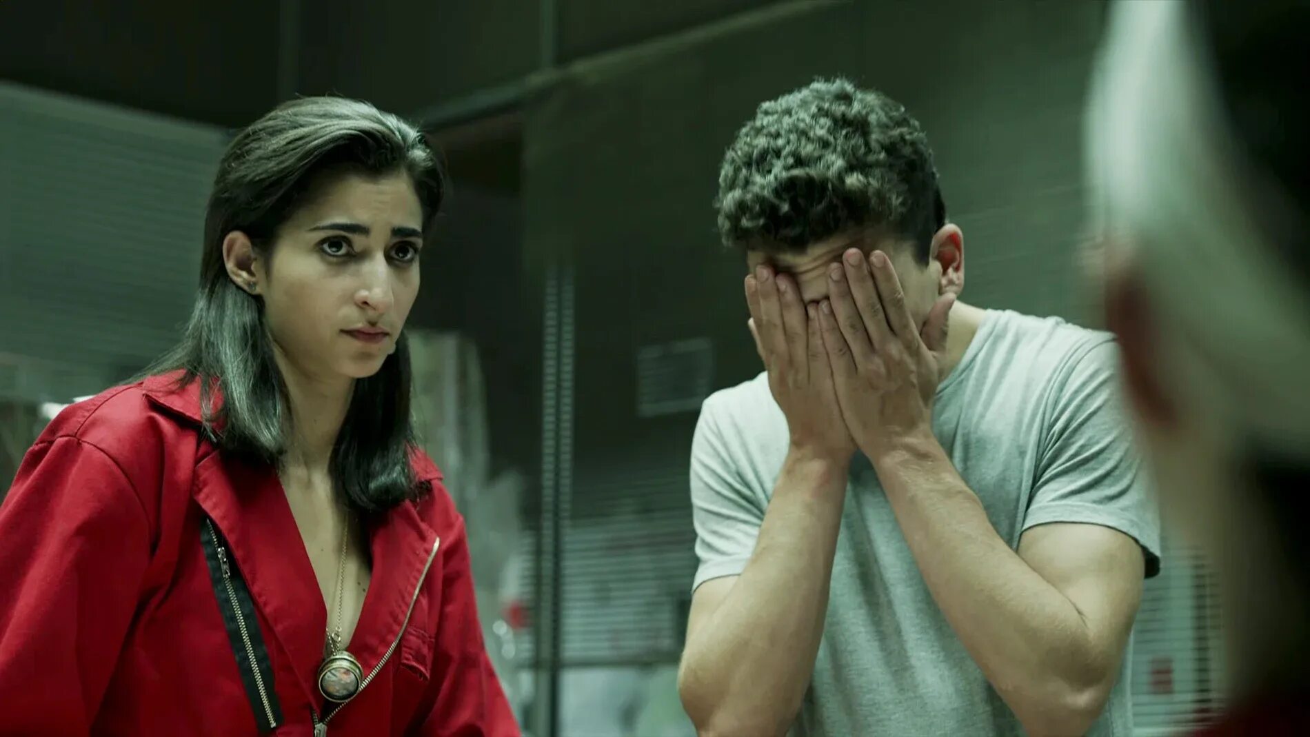 Бумажный дом на русском языке. Бумажный дом сериал найроби. la casa de papel 3 сезон. агата хименес бумажный дом. клаудия салас бумажный дом.