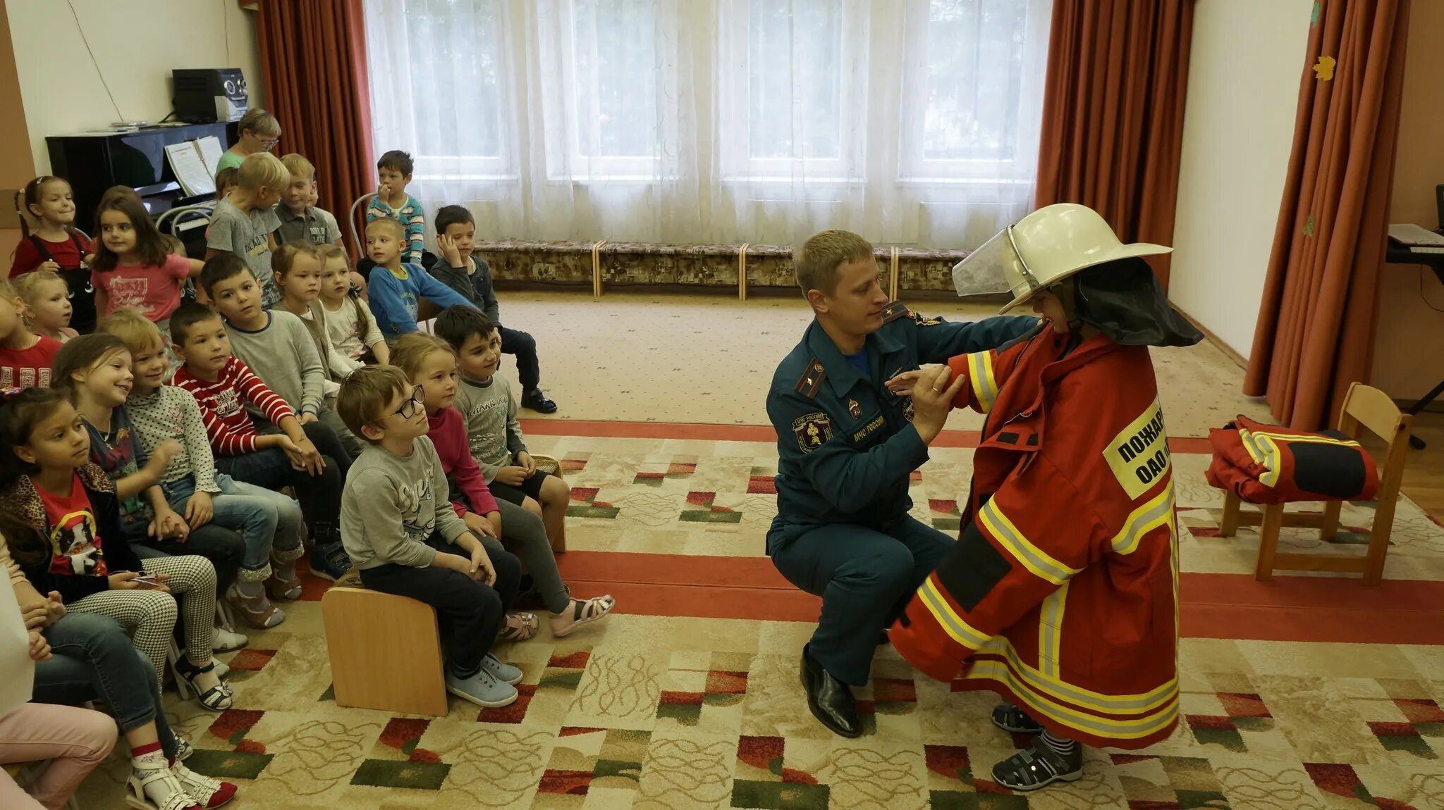 Развлечение по безопасности дети садик. Уроки безопасности в детском саду. Урок ОБЖ В детском саду. Развлечение по ОБЖ В детском саду.