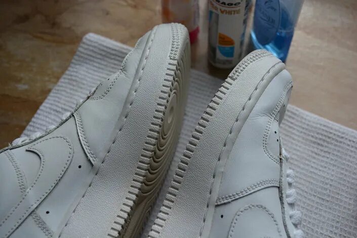 Как отбелить пожелтевшую подошву белых кроссовок. Пожелтевшая подошва nike air force 1. белая подошва кроссовок. air force пожелтела подошва. пожелтела резиновая подошва.