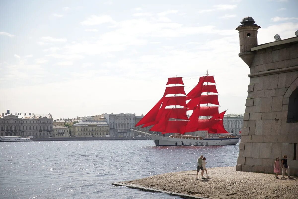 Поселок алые паруса ленинградская область. Алые паруса 2021 в Санкт-Петербурге. Бриг Алые паруса в Санкт-Петербурге. Бриг Алые паруса. Алые паруса СПБ Бриг.