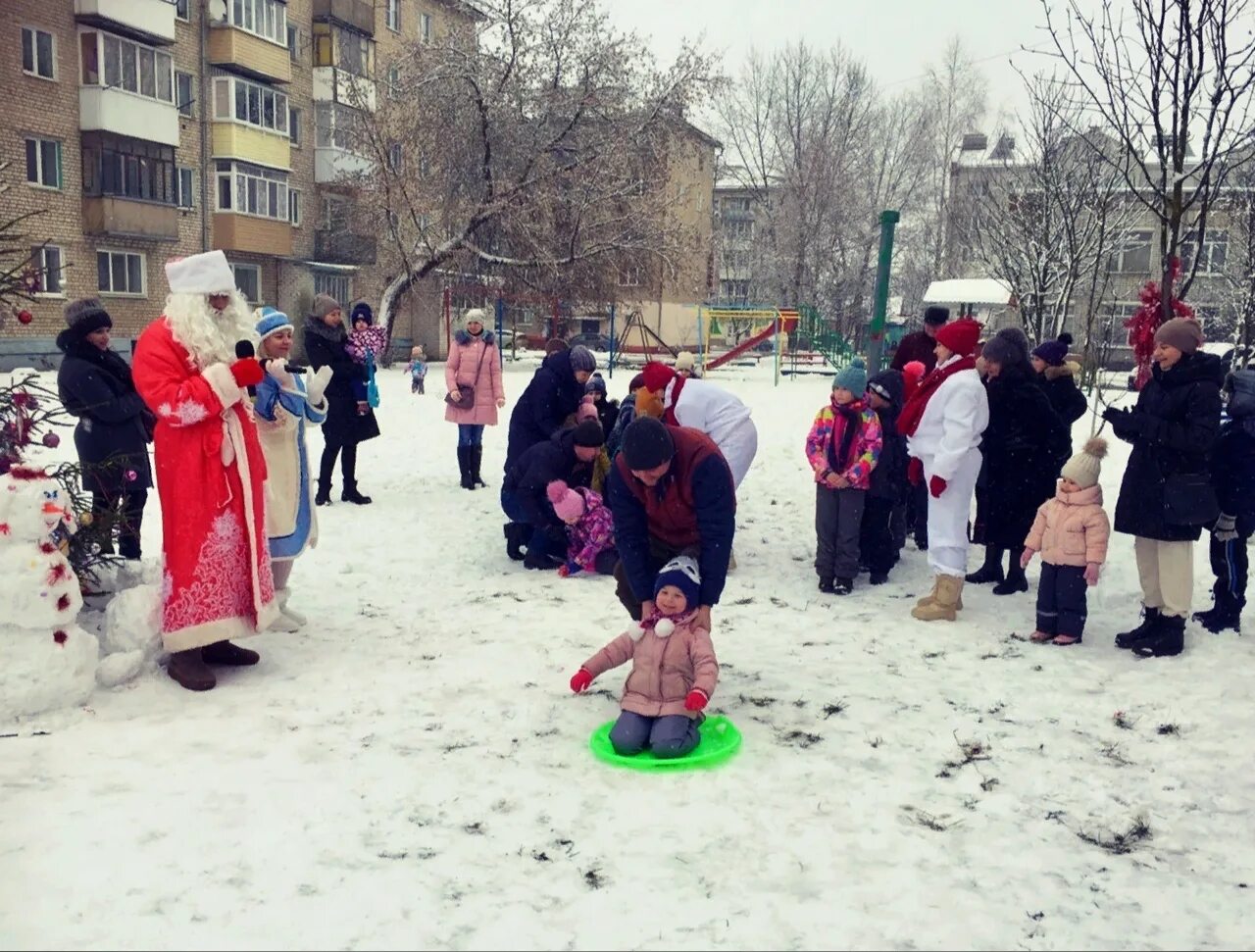 Праздник двора новый год. Новогодний праздник во дворе. Новогодняя Карусель на улицу. Новый год во дворе на улице дед Мороз.