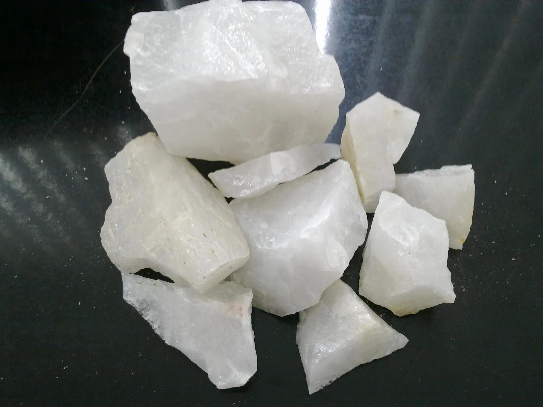 Сахар кусковой колотый. Мелкокристаллический кварц. Белый кварц белый кварц. Белый кремень камень. Белый молочный кварц минерал.