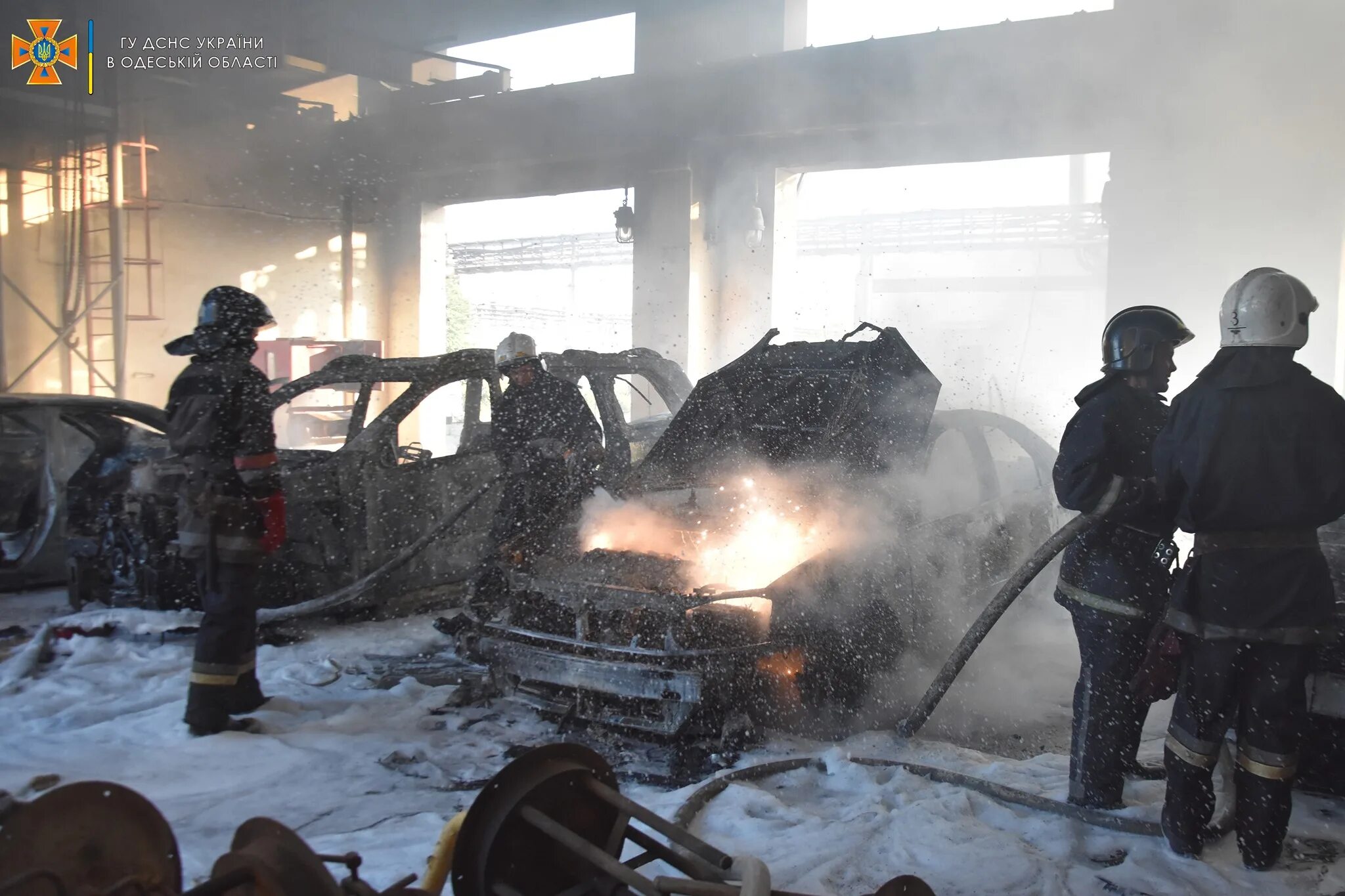 Сгорело 6 г. Пожар в гараже. Пожар НПЗ Одесса.