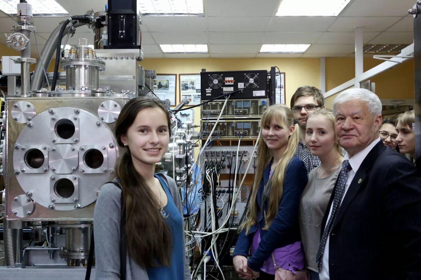 Шапиро лекции. Нгу факультеты. Нгу физика. Ученый физик сплошные среды. Нгу факультет естественных наук.