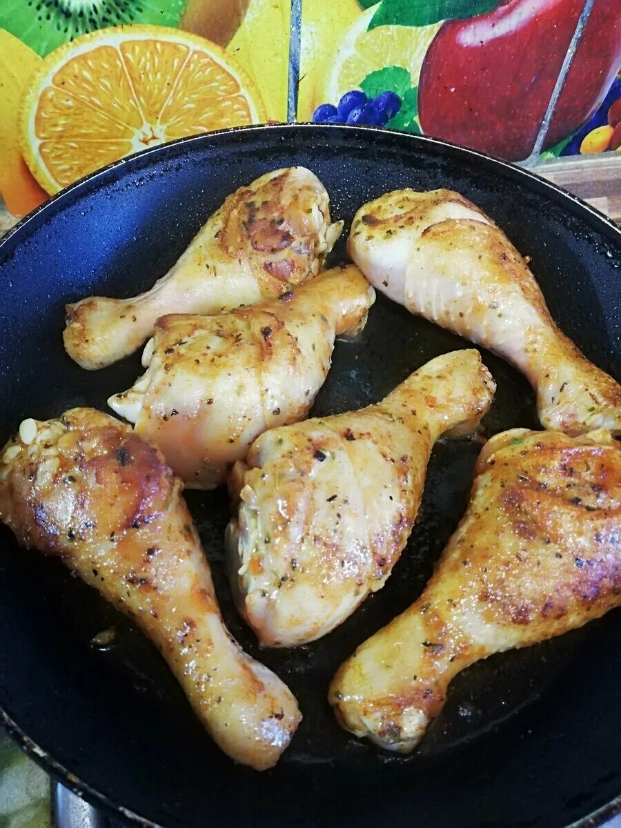 Голень на сковороде рецепт. Куриные ножки. Куриные голени на сковороде. Голень курицы. Голень куриная жареная.