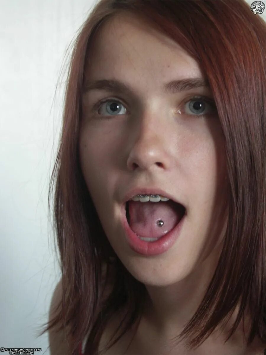 Подросток с открытым ртом. Девушка с высунутым языком. Открытый рот девушек. Мачехе полный рот