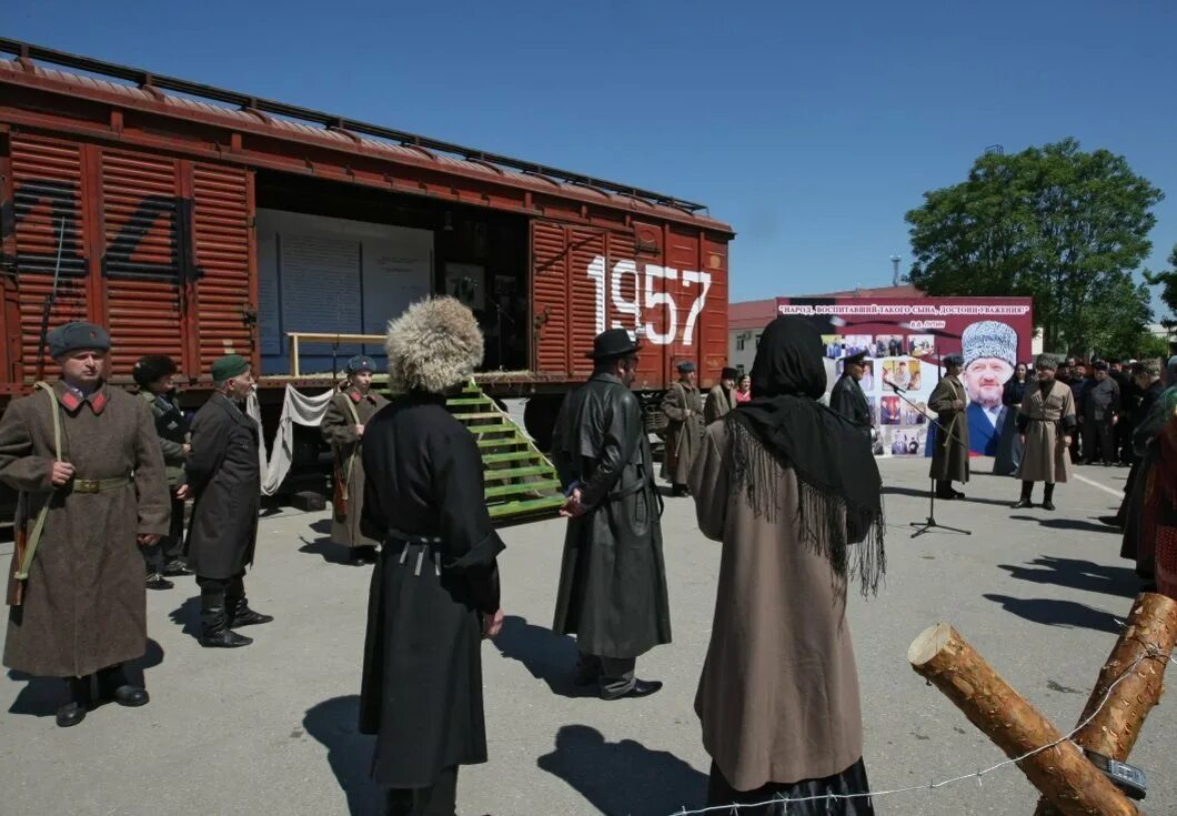 23 февраля день выселения чеченцев и ингушей в 1944 году. Выселение чеченцев и ингушей в 1944. Депортация чечено ингушского народа 1944. 23 февраля 1944 депортация вайнахского народа. Депортация карачаевцев\ 1944.