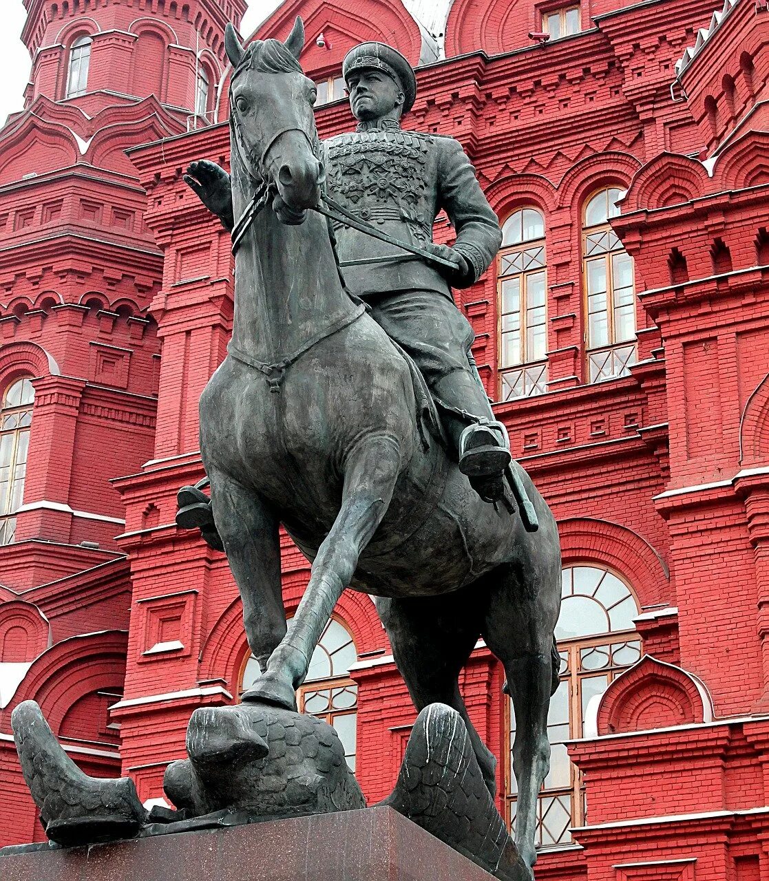 Памятник. Памятник Георгию Жукову на Манежной площади. Памятник маршалу Жукову в Москве на красной площади. Памятник маршалу Жукову на Манежной. Георгий Жуков памятник на красной площади.