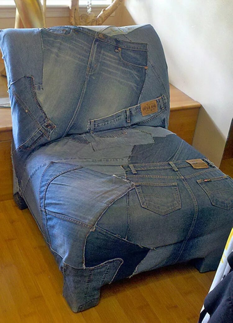 Заплатка на диван. Чехол для кресла из старых джинс. Чехол на диван из старых джинсов. Джинсовый чехол на диван. Диван из старых джинсов.