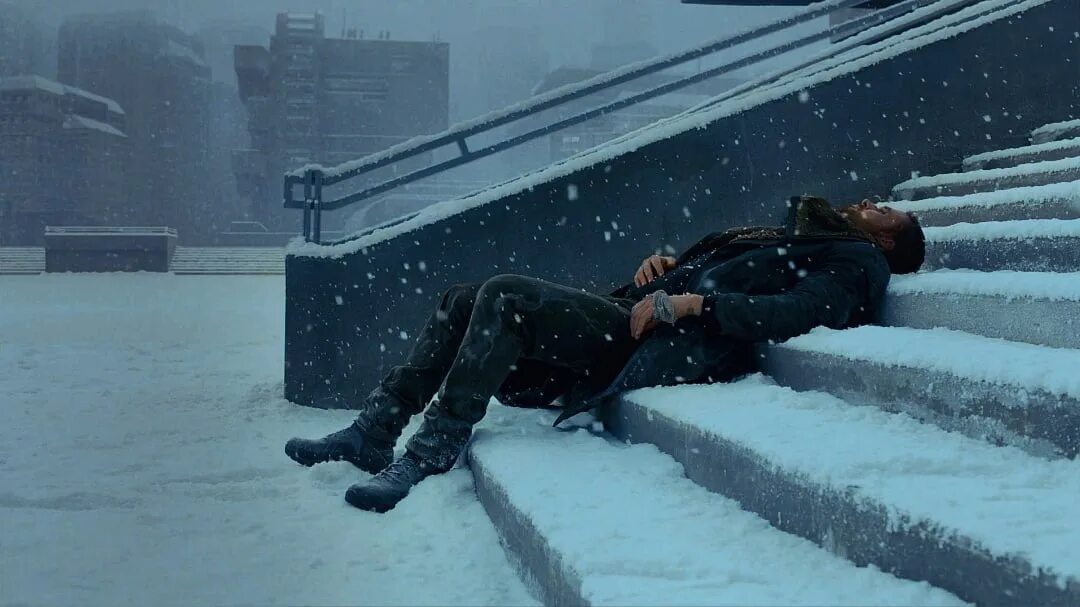 Человек бежит за деньгами в могилу. Убегаю умираю. Убегаю умираю. Нашивки на липучке прикольные. Убегаю умираю.